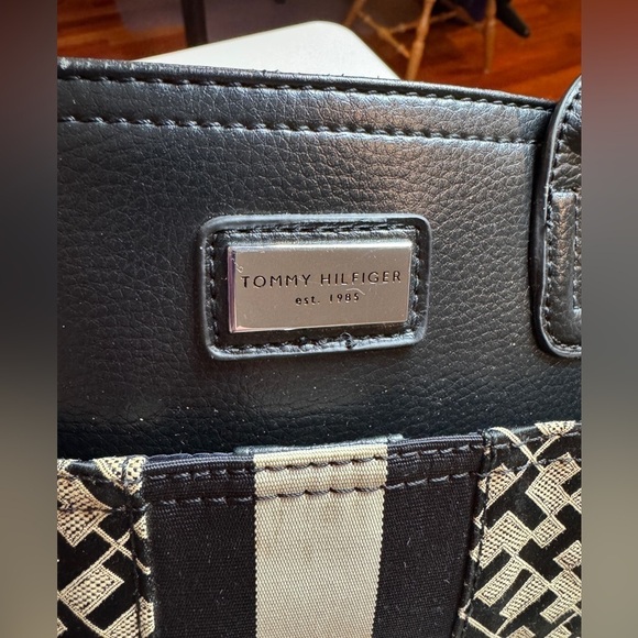 Tommy Hilfiger  signature Jacquard Faux
Leather handbag - Picture 15 of 16
